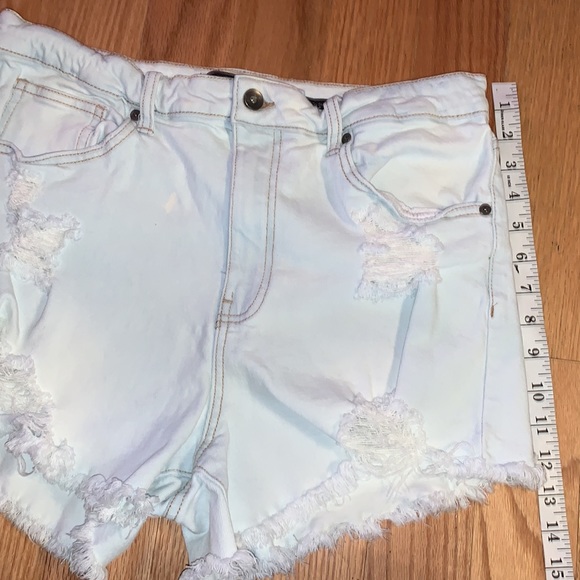 Kendall + Kylie Distressed The Icon Shorts 13/31 - Picture 6 of 8